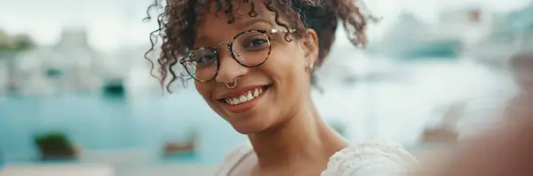 Primer Plano Una Mujer Joven Gafas Encuentra Puerto Fotos Selfie —  Fotos de Stock
