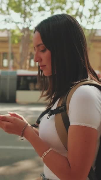 Женщина Путешественница Пользуется Приложением Карты Своем Мобильном Телефоне — стоковое видео