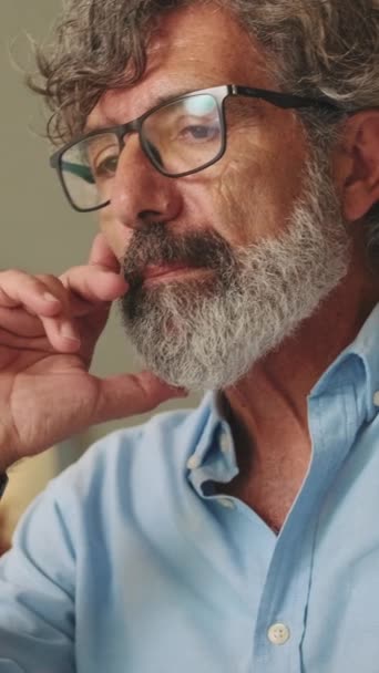 Vicino Uomo Anziano Con Gli Occhiali Soggiorno Utilizzando Computer Portatile — Video Stock