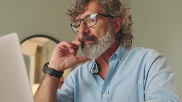 Κοντινό Πλάνο Ηλικιωμένος Άνδρας Γυαλιά Στο Σαλόνι Χρησιμοποιώντας Φορητό Υπολογιστή — Αρχείο Βίντεο