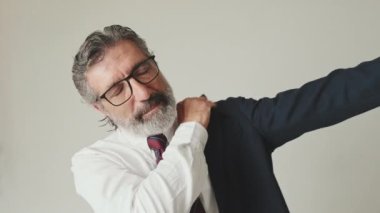 Gri arka planda izole edilmiş takım elbiseli iş adamlarının yakın çekimi.