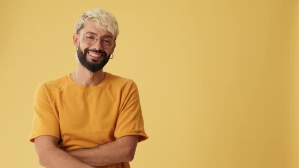 Uśmiechnięty Mężczyzna Wytykający Palcami Miejsce Makietę Odizolowany Żółtym Tle Studiu — Wideo stockowe