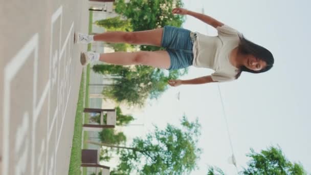Junge Frau Spielt Hopscotch Spiel Freien Und Hat Spaß — Stockvideo