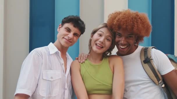 Tres Amigos Mirando Cámara Con Sonrisa — Vídeos de Stock