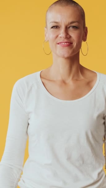 Wanita Muda Menunjukkan Jempol Ganda Melihat Kamera Terisolasi Latar Belakang — Stok Video