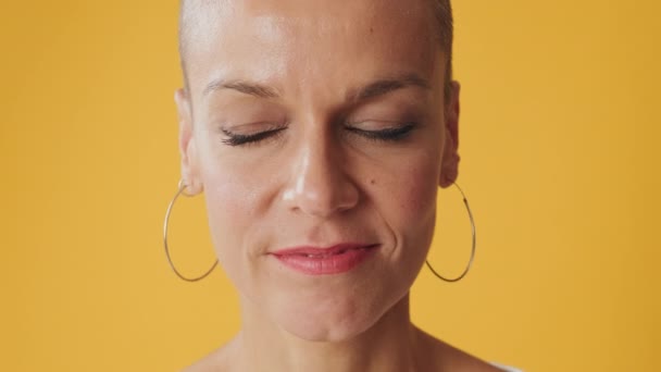 Närbild Porträtt Leende Kvinna Öppnar Ögonen Tittar Kameran Isolerad Gul — Stockvideo