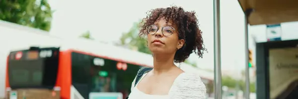 Mujer Joven Con Gafas Mirando Teléfono Inteligente Mientras Está Parada —  Fotos de Stock