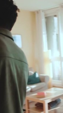 Arkadaşlar, eve ortak bir kutlama için geldikten sonra kucaklaşırlar.