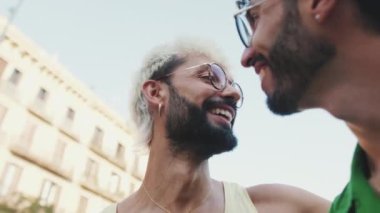 Eşcinsel çiftin birbirini öptüğü yakın plan.