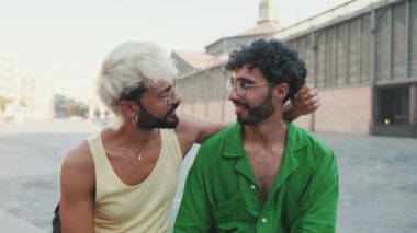 Homoseksüel çift şehirde aile tatilinin tadını çıkarıyor.