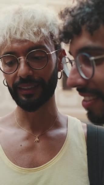 Cerca Pareja Gay Utiliza Teléfono Móvil Mientras Discute Algo — Vídeos de Stock