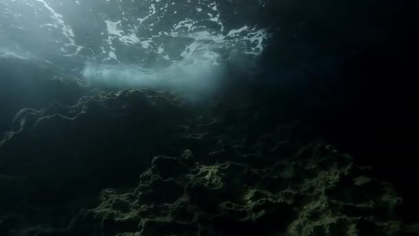 海の波が地中海の海の沿岸岩に衝突 ロードス ギリシャ — ストック動画