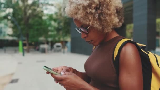 Mladá Žena Batohem Používá Mapovou Aplikaci Mobilním Telefonu — Stock video