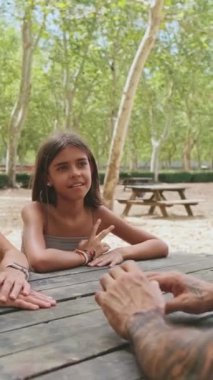 Mutlu aile sohbetleri ve park bankında rahatlama