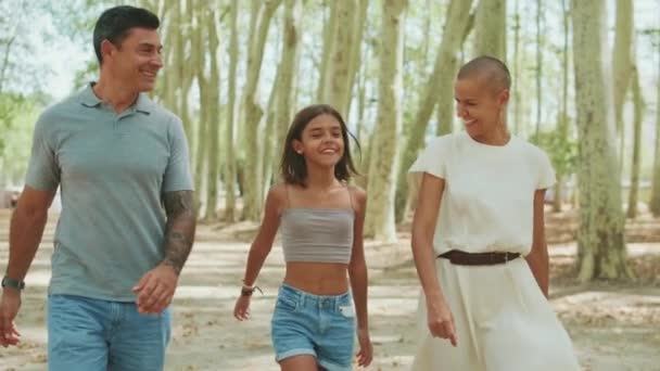 Glückliche Familie Verbringt Zeit Miteinander Beim Reden Und Spazierengehen Stadtpark — Stockvideo