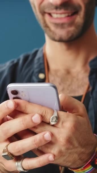 Erkeklerin Ellerini Cep Telefonu Kullanarak Sms Yazarak Sosyal Ağlarda Iletişim — Stok video