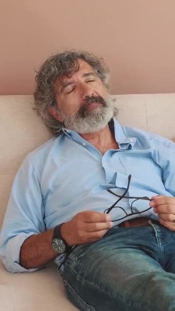 Homme Âgé Repose Allongé Sur Canapé Dans Salon Confortable — Video