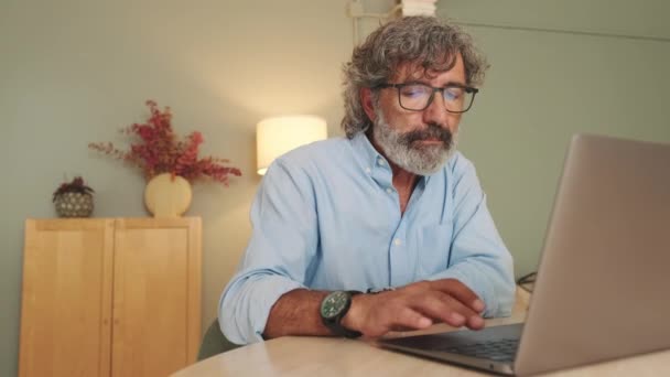 Προσεκτικός Μεσήλικας Άνδρας Γυαλιά Που Κάθεται Στο Σαλόνι Και Εργάζεται — Αρχείο Βίντεο