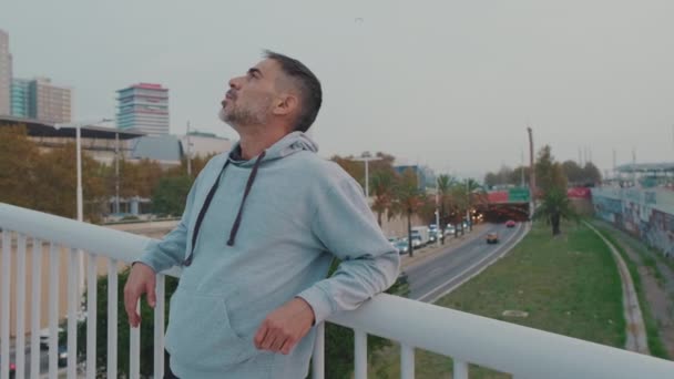 Чоловік Середнього Віку Спортивному Одязі Відновлює Дихання Після Бігу Стоячи — стокове відео