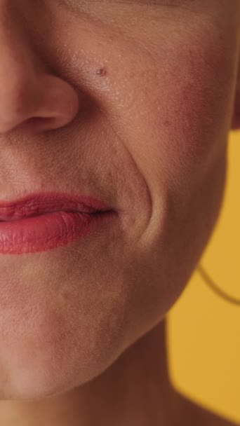Szczegółowe Zbliżenie Połowy Uśmiechu Kobiety Odizolowanej Żółtym Tle — Wideo stockowe