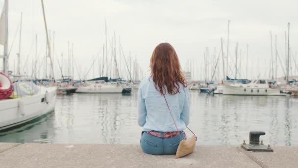 Bella Donna Mezza Età Siede Nel Porto Guarda Gli Yacht — Video Stock