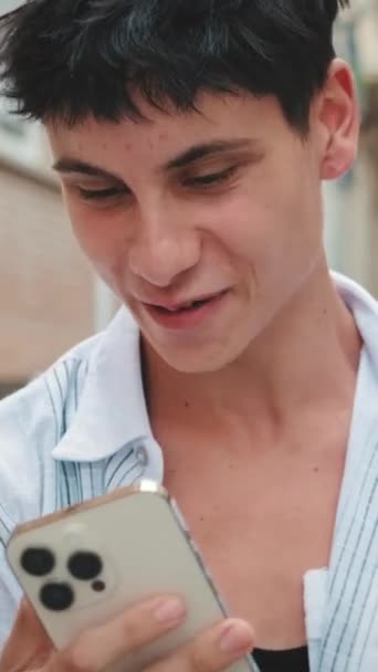 Jonge Glimlachende Man Met Mobiele Telefoon Buiten — Stockvideo