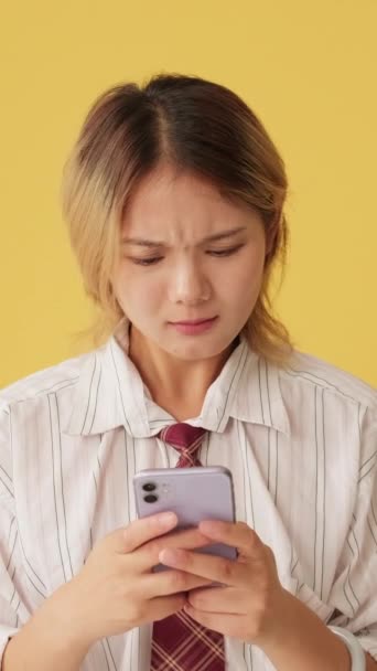 Overstuur Vrouw Met Behulp Van Mobiele Telefoon Ontvangt Slecht Nieuws — Stockvideo