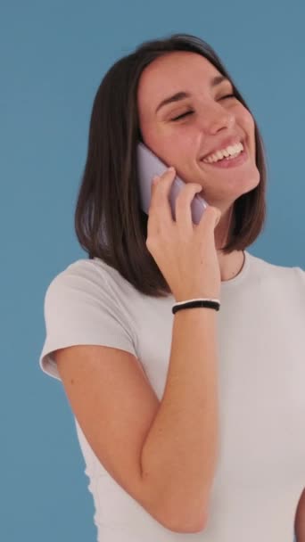 Rire Jeune Femme Parlant Sur Téléphone Portable Isolé Sur Fond — Video