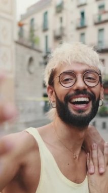 Homoseksüel çift, eski şehrin sokaklarında birbirlerine sarılıp selfie çekiyorlar.