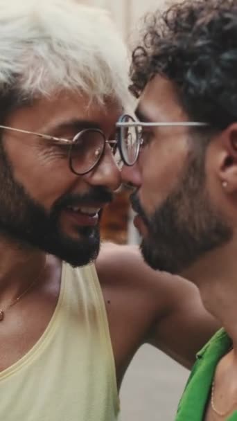Gros Plan Couple Gay Montrant Affection Tout Tenant Sur Rue — Video
