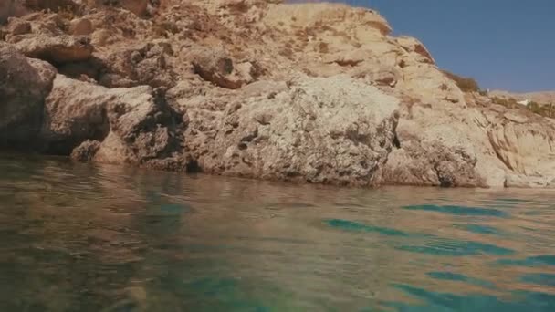Vídeo Primeira Pessoa Homem Nada Até Rochas Sobe Pedra Costeira — Vídeo de Stock