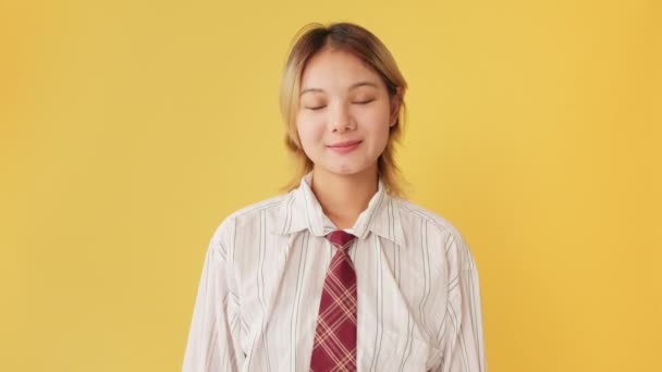 Smilende Ung Kvinde Ser Kameraet Vinke Palme Hilsen Gestus Isoleret – Stock-video