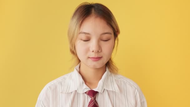 Mladá Žena Otevře Oči Při Pohledu Kameru Úsměvem Izolované Žlutém — Stock video