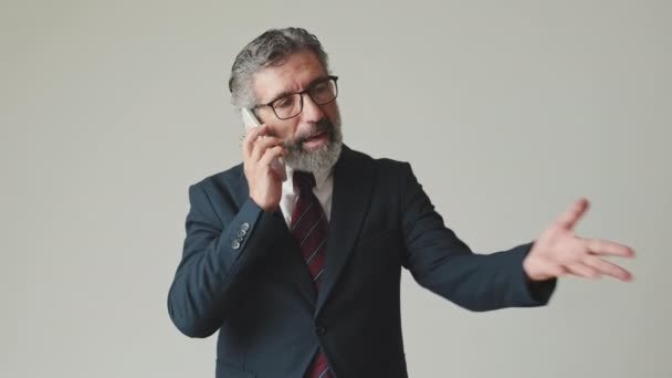Hombre Negocios Feliz Hablando Teléfono Inteligente Aislado Sobre Fondo Gris — Vídeo de stock
