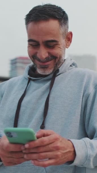 Köprüde Dururken Cep Telefonu Kullanan Orta Yaşlı Mutlu Bir Adam — Stok video
