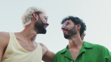 Yakın plan, eşcinsel çift sarılıp öpüşüyor.