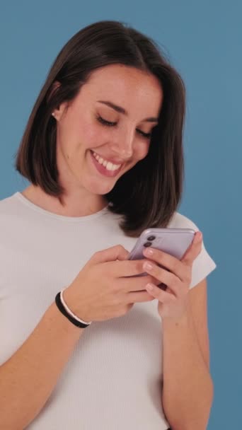 Jonge Glimlachende Vrouw Houden Met Behulp Van Mobiele Telefoon Van — Stockvideo