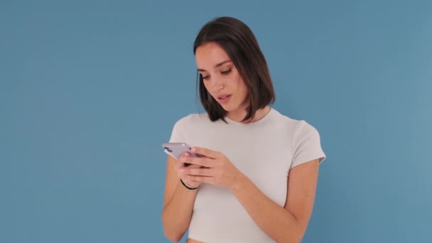 Chocado Feliz Ganhar Bela Jovem Segurar Usando Telefone Celular Isolado — Vídeo de Stock