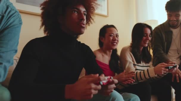 Einige Videospiele Mit Freunden Auf Der Spielkonsole Hause Spielen — Stockvideo