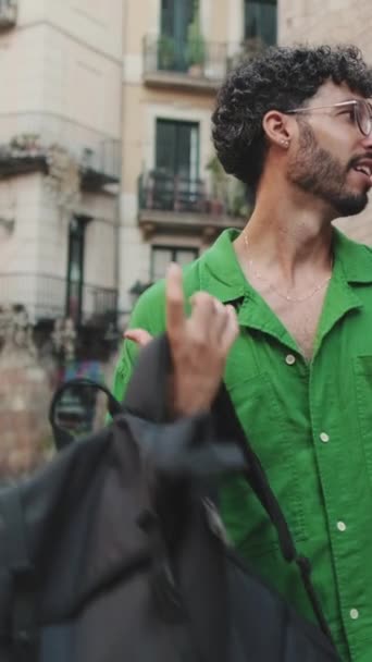 Brunette Gars Touriste Avec Barbe Vêtu Chemise Verte Promène Ville — Video
