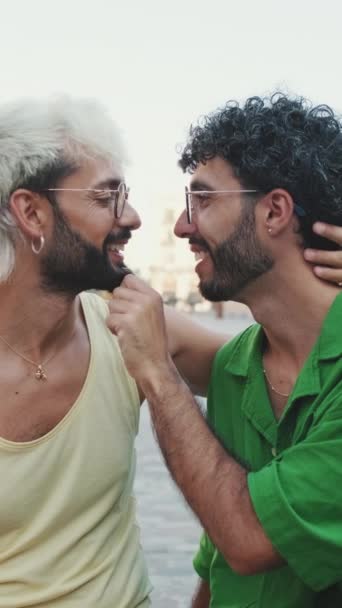 Gay Pareja Abrazo Beso Cada Otro Mientras Sentado Calle — Vídeos de Stock