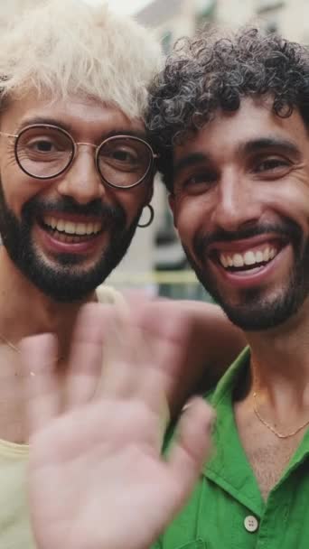 Couple Homosexuel Tient Câlin Fait Appel Vidéo Sur Rue Vieille — Video