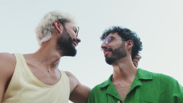 Close Pareja Gay Abrazándose Besándose — Vídeos de Stock