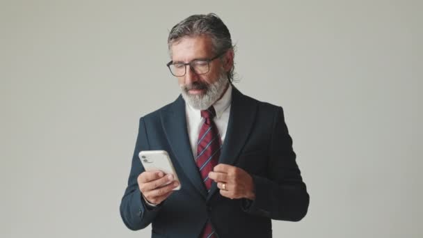 Hombre Negocios Feliz Mirando Teléfono Inteligente Que Recibe Buenas Noticias — Vídeos de Stock