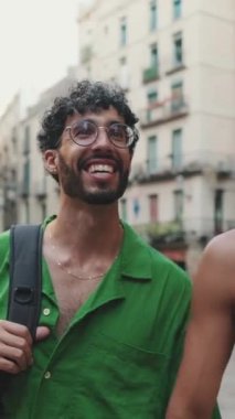 Dikey video, Ağır çekim homoseksüel çift eski şehrin sokaklarını keşfediyor yaz tatilinin tadını çıkarıyorlar.
