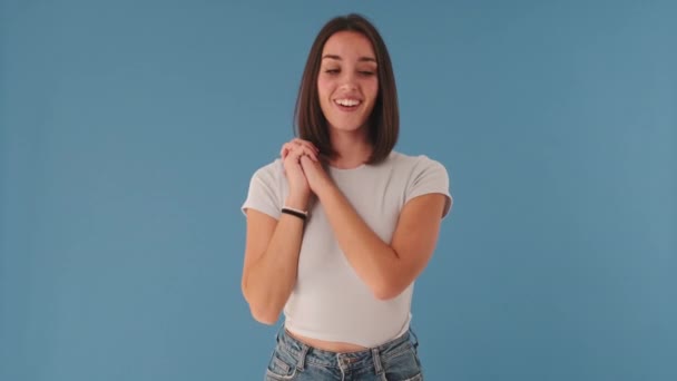 Glimlachende Vrouw Kijken Naar Camera Vouwen Haar Handpalmen Schattig Geïsoleerd — Stockvideo