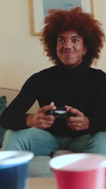 Mladý Muž Gamepady Hraje Videohry Doma — Stock video