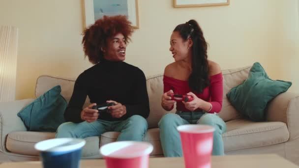 Młoda Para Gamepadami Grająca Gry Wideo Domu — Wideo stockowe