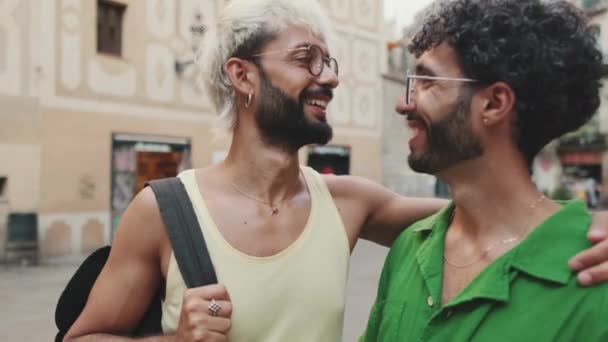 Gros Plan Couple Homosexuel Profiter Vacances Famille Ville — Video