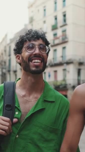 Vídeo Vertical Casal Homossexual Câmera Lenta Explorando Ruas Cidade Velha — Vídeo de Stock